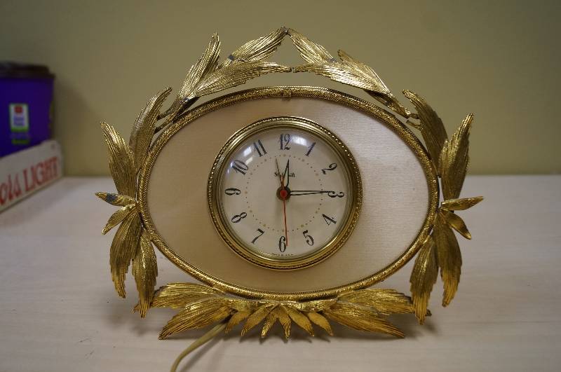 lot 1156 image: Vintage 60s Clock - working