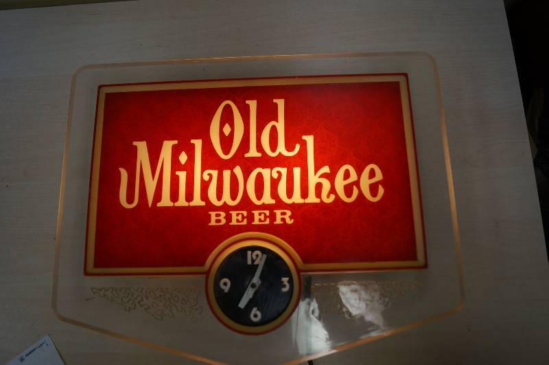 lot 1169 image: Old Milwaukee Light -working