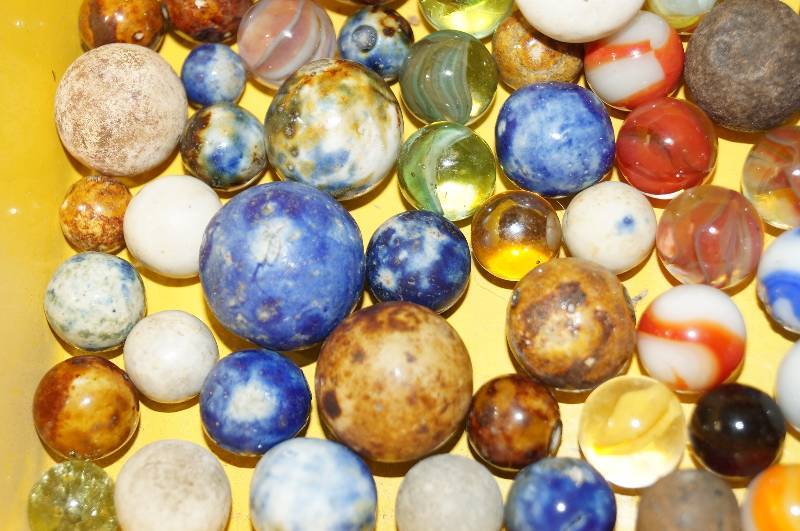 lot 1171 image: Tonka Dumptruck full of OLD antique vintage marbles