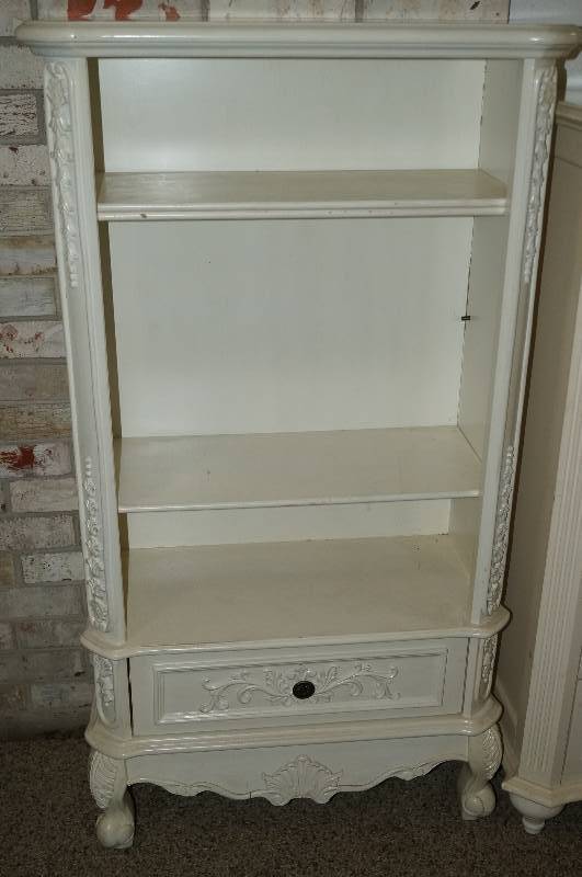 lot 5277 image: Nice detailed ornate book shelf