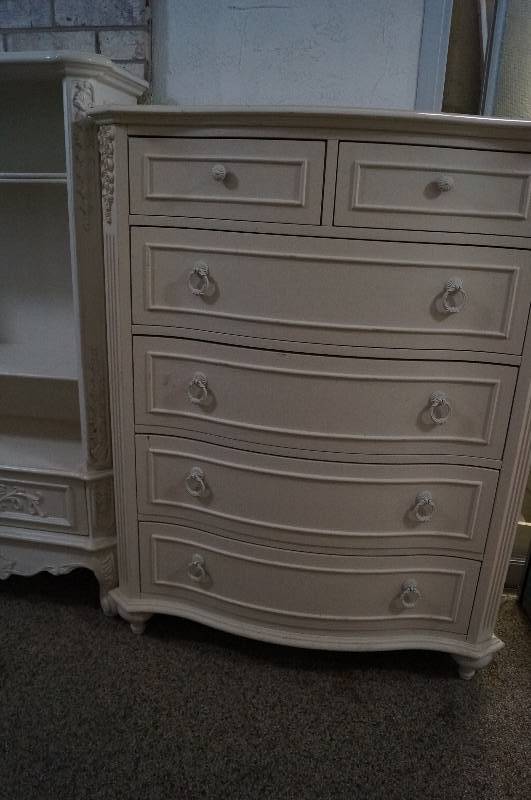 lot 5278 image: White Chest of Drawers