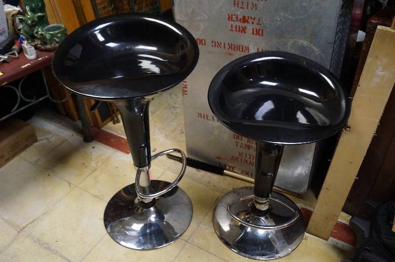 lot 5299 image: Pair of stools