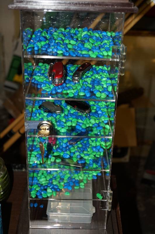 lot 5302 image: NEW locking display case
