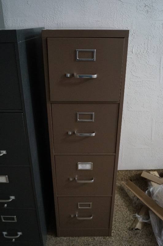 lot 1117 image: Nice clean 4 drawer file cabinet