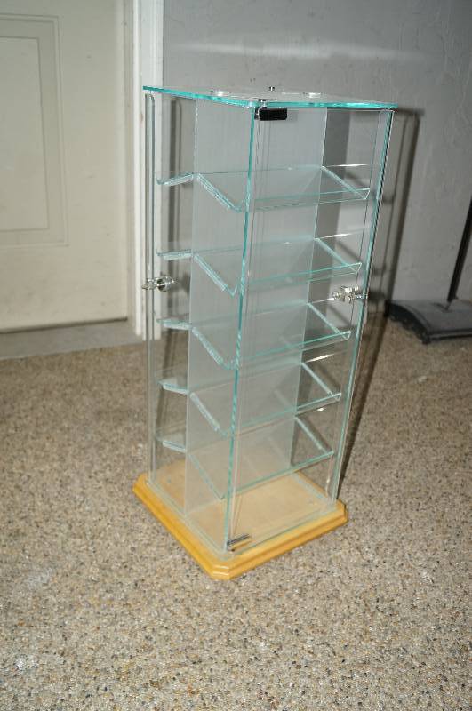 lot 1119 image: Nice 2 sided locking display case w keys