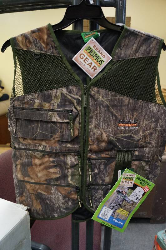 lot 506 image: Brand New Hunting Vest w tags