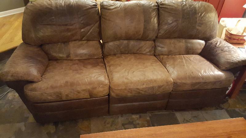 lot 1020 image: Brown leather reclining couch