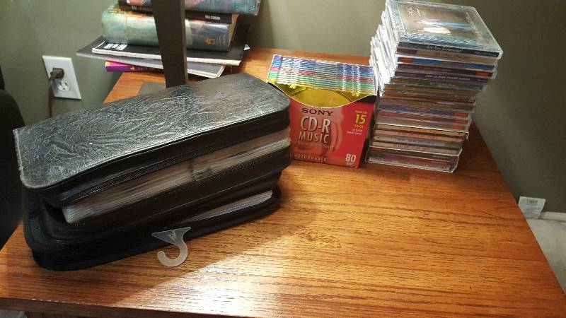 lot 1031 image: Large lot of music CDsRock