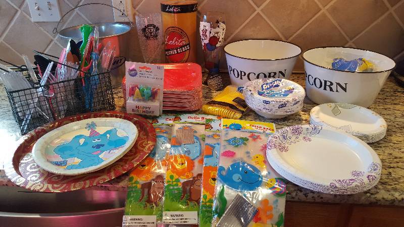 lot 1041 image: Lot of party suppliespopcor...