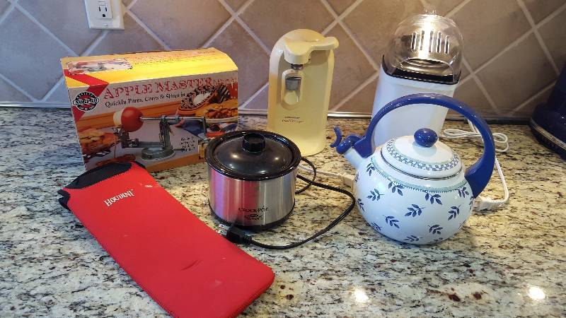 lot 1044 image: Kitchen electronics lotBlac...