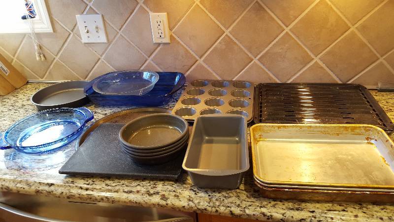 lot 1048 image: Baking lot9x13 inch cake pa...