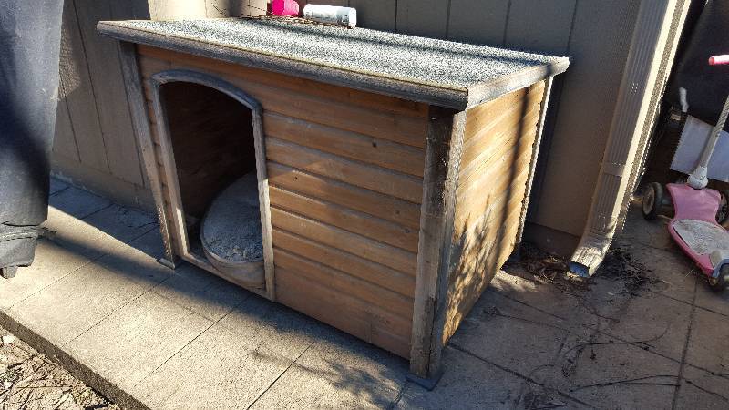 lot 1059 image: Dog house...