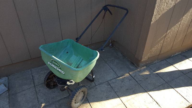lot 1062 image: Scotts standard fertilizer spreader...