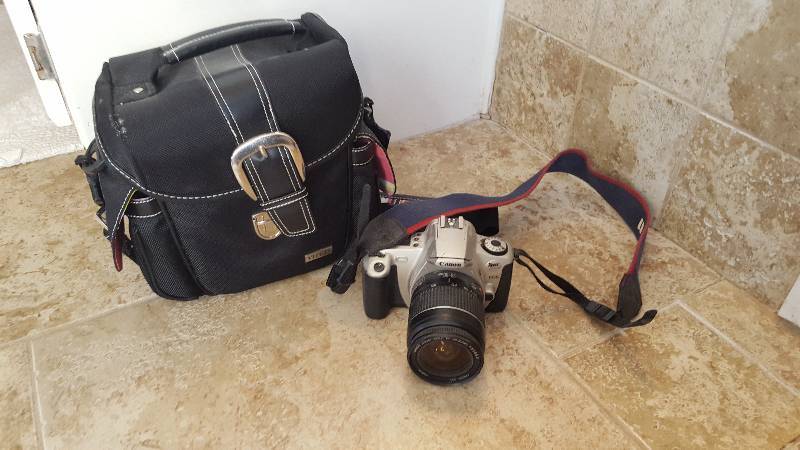 lot 1089 image: Canon 35mm camera with camera bag...