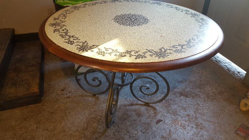 lot 1091 image: Walnut edge Drexel Heritage table w...