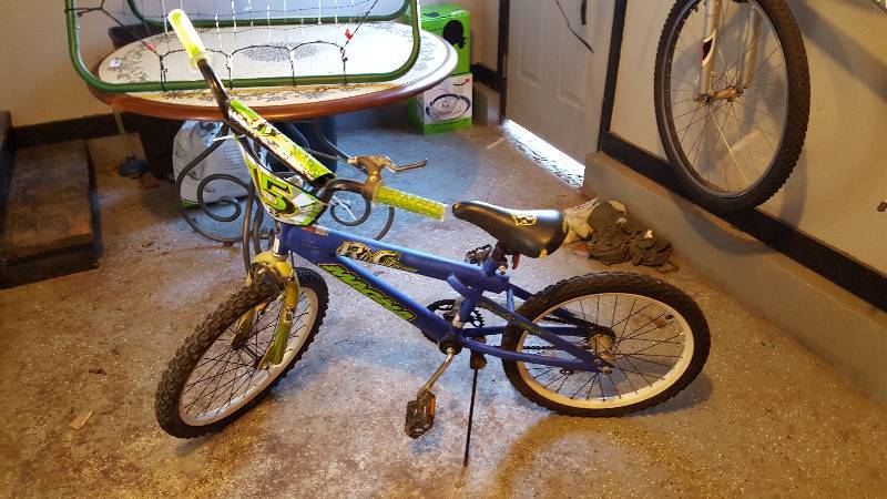 lot 1096 image: Magna Rip Claw boys bicycle...