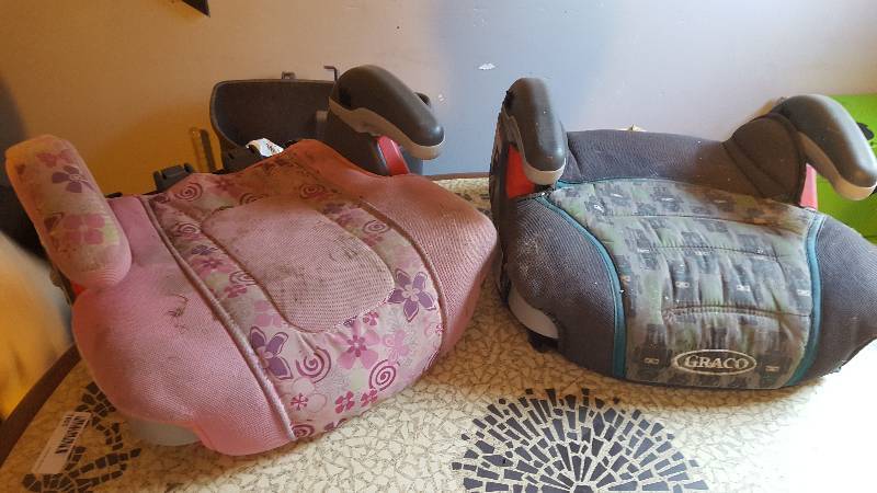 lot 1100 image: (2) Greco booster seatsNo a...