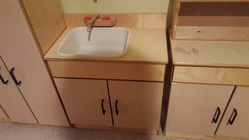 lot 1107 image: Child Craft maple sink
