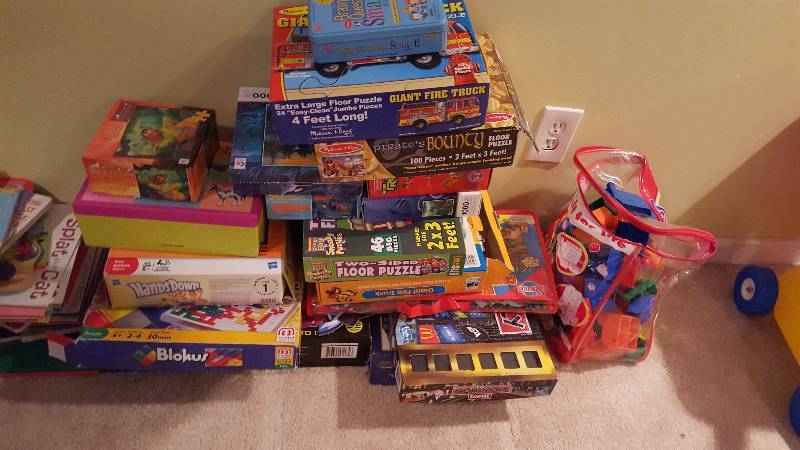 lot 1120 image: Lot of kids toys and games...