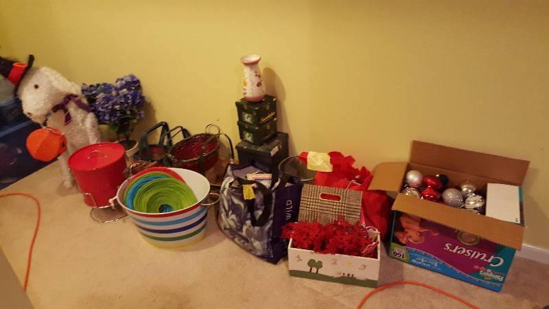 lot 1124 image: Large lot of decoration, Snow Babie...