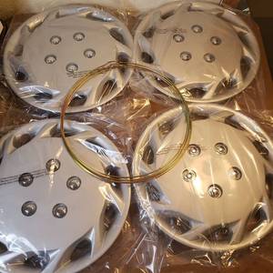 lot 500 image: 4 Hub Caps