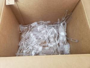lot 75068 image: Great Value Clear Forks, 100 Count 150 Soak Proof Plates