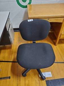 lot 130 image: Black Padded Office Chair on Wheels