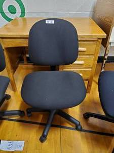 lot 131 image: Black Padded Office Chair on wheels