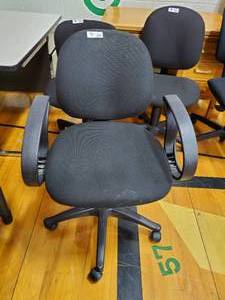 lot 133 image: Black Padded Office Chair with arms on wheels