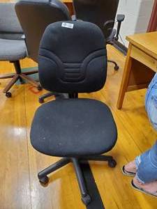 lot 134 image: Black Padded Office Chair on wheels