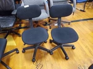 lot 139 image: 2 Black Padded Rolling Office Chairs