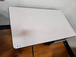 lot 222 image: Metal Based Desk with Drawers 48 in x 28 in x 29 in