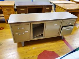 lot 260 image: Storage Cabinet with 4 drawers and Middle compartment with sliding doors 65 in x 18 in