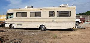 lot 104 image: 1990 Bounder Motorhome - This Vehicle is to picked up by Appointment on Wednesday, July 15th, 2020