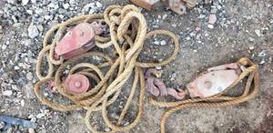 lot 6011 image: T-post extractor. 2 come-alongs. rope pulleys