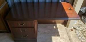 lot 7403 image: Desk return