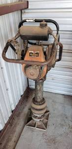 lot 7427 image: Robin gas Powered Single foot compactor - EC10 - Needs work