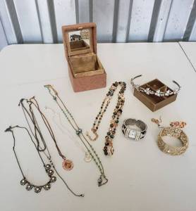 lot 8177 image: Jewelry