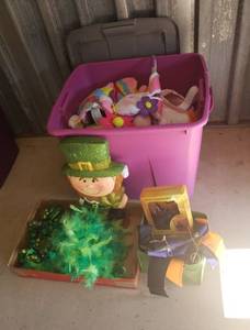 lot 8190 image: Easter, St. Patricks and Halloween Decor - Tote Included