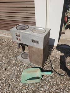 lot 8194 image: Bunn Pour-Omatic Coffe Maker and Ice Scoop