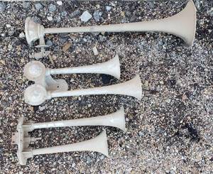 lot 9275 image: vintage air horns
