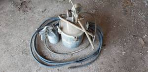 lot 9289 image: Speedy Sprayer 2 12 gallon paint bucket with sprayer & hoses