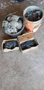 lot 9291 image: 2 Buckets & 2 boxes of Tee Post Clamps & nails and fence repair parts