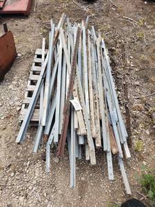 lot 2010 image: Pallet of T & I posts