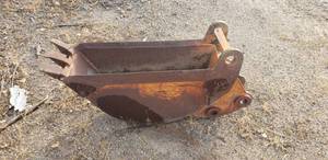 lot 2021 image: Case 1 ft Bucket