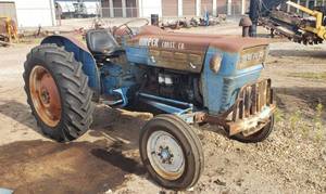 lot 2031 image: 1974 Ford 2000 Cat. 1 3pt. Diesel Tractor
