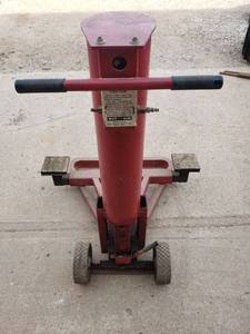 lot 1017 image: Pneumatic Jack  Various lifting capacity based on PSI  Works