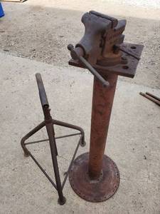 lot 1018 image: 2 Support Stands wVise (non-operational)