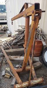 lot 1020 image: Engine Hoist on Casters  seems it may need Jack oil or new jack  not pumping up