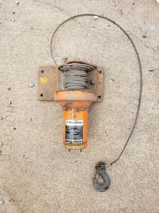 lot 1031 image: Black and Decker 12 Volt D.C. Winch